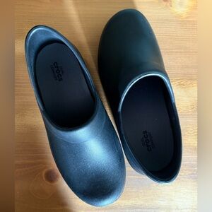 Crocs Womens Clog Size 7 Black Slip On Low Top Dual Comfort Non Slip